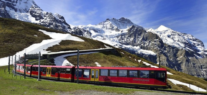 Ketiga ada sebuah negara yang berada di kawasan Eropa Tengah, yaitu Swiss. Negara ini memiliki kualitas hidup tinggi, baik dari segi ekonomi, pendidikan, lingkungan, keamanan hingga stabilitas politiknya. Tak hanya itu, masyarakat Swiss juga dikenal sebagai orang yang tepat waktu dan mempunyai work life balance yang berkualitas. Kebiasaan ini juga mereka terapkan pada budaya bisnisnya.