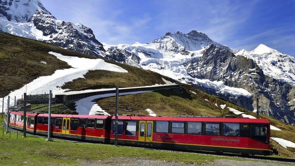 Ketiga ada sebuah negara yang berada di kawasan Eropa Tengah, yaitu Swiss. Negara ini memiliki kualitas hidup tinggi, baik dari segi ekonomi, pendidikan, lingkungan, keamanan hingga stabilitas politiknya. Tak hanya itu, masyarakat Swiss juga dikenal sebagai orang yang tepat waktu dan mempunyai work life balance yang berkualitas. Kebiasaan ini juga mereka terapkan pada budaya bisnisnya. De Agostini/Getty Images Ketiga ada sebuah negara yang berada di kawasan Eropa Tengah, yaitu Swiss. Negara ini memiliki kualitas hidup tinggi, baik dari segi ekonomi, pendidikan, lingkungan, keamanan hingga stabilitas politiknya. Tak hanya itu, masyarakat Swiss juga dikenal sebagai orang yang tepat waktu dan mempunyai work life balance yang berkualitas. Kebiasaan ini juga mereka terapkan pada budaya bisnisnya. De Agostini/Getty Images