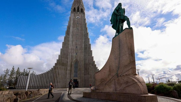 Selanjutnya yang keempat Islandia. Sebagian besar warganya memiliki akses ke fasilitas medis berkualitas tinggi. Penduduk Islandia aktif dan suka beraktivitas di luar ruangan, jadi mereka memanfaatkan banyak peluang luar ruangan di negara ini. Islandia adalah rumah bagi beberapa pemandangan alam paling menakjubkan di dunia. Saat Anda dikelilingi oleh keindahan alam, mudah untuk merasa senang dan gembira. Getty Images/ODD ANDERSEN Selanjutnya yang keempat Islandia. Sebagian besar warganya memiliki akses ke fasilitas medis berkualitas tinggi. Penduduk Islandia aktif dan suka beraktivitas di luar ruangan, jadi mereka memanfaatkan banyak peluang luar ruangan di negara ini. Islandia adalah rumah bagi beberapa pemandangan alam paling menakjubkan di dunia. Saat Anda dikelilingi oleh keindahan alam, mudah untuk merasa senang dan gembira. Getty Images/ODD ANDERSEN