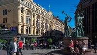 Yang pertama ada Finlandia, negara ini menduduki peringkat pertama sebagai negara paling bahagia di dunia. Salah satu hal yang membuat negara ini menjadi tempat terbaik untuk ditinggali adalah cara hidup masyarakatnya yang santai dan bebas. Kebiasaan orang Finlandia yang sangat menghargai pekerjaan seorang guru. Berangkat dari kualitas pendidikan yang sangat baik, Finlandia juga berhasil menekan angka kemiskinan, kejahatan dan mengedepankan kejujuran. Uniknya lagi, di Finlandia juga terdapat peraturan yang memberlakukan jam kerja fleksibel di beberapa bidang pekerjaan. Sergi Reboredo/Getty Images