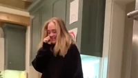 Dapur juga menjadi tempat yang paling disukai Adele. Tak hanya memasak, dirinya juga menghabiskan waktu bercengkrama bersama keluarga di sini. Foto: Life&Style