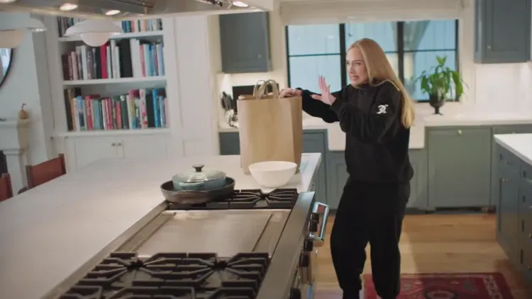 Luas dan Mewah! Ini 10 Penampakan Dapur di Rumah Adele