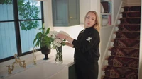 Walaupun memiliki jadwal yang padat, Adele ikut menata barang-barang di rumahnya. Baginya rumah yang bersih dan rapi adalah tempat istirahat yang paling nyaman. Foto: Life&Style