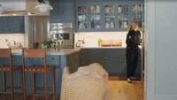 Agar membuat dapurnya selalu rapi, Adele menyiapkan banyak rak untuk tempat berbagai peralatan. Semuanya didominasi warna biru pastel yang menambah kesan elegan. Foto: Life&Style