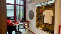  Mereka juga punya etalase sendiri yang menjual merchandise official dari The Lucky Chin’s. Ada kaos hingga topi. Foto: Detikcom / Atiqa Rana