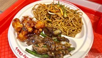Untuk set meal pertama, di dalamnya ada menu utama berupa ayam tso dan sapi lada hitam. Dilengkapi dengan cho mein. Foto: Detikcom / Atiqa Rana