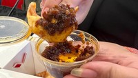 Tak boleh ketinggalan, menu camilan Chinese Fried Dumplings yang renyah. Lebih enak jika dicocol ke chili oil seperti ini. Foto: Detikcom / Atiqa Rana