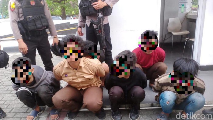 Enam pelajar di Medan ditangkap saat hendak tawuran membawa senjata tajam.