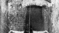 Foto ini merupakan salah satu pasien yang ditahan di rumah sakit jiwa Prancis pada tahun 1900. Tidak jelas kondisi apa yang diderita pasien tersebut. Ketika itu, orang bisa berasumsi untuk apa saja, mulai dari depresi, syok, skizofrenia, atau ketidakmampuan belajar. Dengan penganiayaan terhadap pasien seperti ini terjadi di balik pintu tertutup, kita pasti tidak akan pernah tahu sejauh mana trauma yang diderita pasien. (Foto: Reddit)
