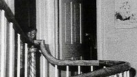 Foto ini diambil dari dalam rumah Horor Amityville pada tahun 1976. Setelah pembunuhan DeFeo, pemilik rumah berikutnya, George Lutz, mengaku bahwa rumah ini berhantu. Akhirnya dia pun memanggil penyelidik paranormal terkenal Ed dan Lorraine Warren untuk membantu. Suatu malam, kamera otomatis yang mereka pasang di lantai dua menangkap apa yang tampak seperti hantu anak laki-laki sedang menatap ke belakang. Beberapa orang percaya bahwa itu adalah hantu John DeFeo muda (yang dibunuh di rumah oleh saudaranya bertahun-tahun sebelumnya). (Foto: Reddit)