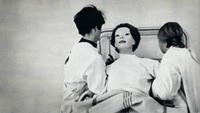 Boneka lilin tanpa ekspresi yang dipegang oleh dua siswa perawat ini diambil oleh fotografer Antony Armstrong-Jones pada tahun 1968 untuk bukunya Assignments. Tidak ada cerita yang tidak menyenangkan di balik foto ini, tapi ini pasti salah satu foto vintage paling menyeramkan di abad ke-20. Armstrong-Jones, sementara itu, meraih kesuksesan pribadi dan profesional yang luar biasa. Fotografinya menangkap imajinasi jutaan orang, sementara dia sendiri menangkap hati Putri Margaret dan menjadi Earl of Snowdon pertama setelah mereka menikah pada tahun 1960. (Foto: Reddit)