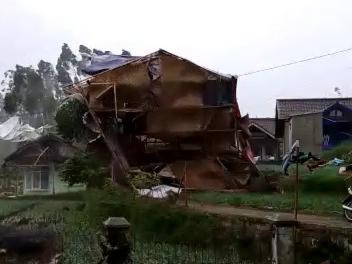GOR di Bandung yang hancur akibat angin kencang