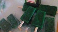 Aksi nekat dilakukan seorang netizen yang berusaha memanfaatkan minuman alkohol di rumahnya. Tak hanya diminum langsung, ia bahkan menyulapnya menjadi es loli. Foto: Bored Panda