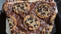 Terlalu doyan makanan manis, wanita ini memesan kue kering yang ekstrem. Pizza dengan ukuran sebesar badan orang dewasa ini dilengkapi topping selai cokelat dan kue kering. Foto: Bored Panda