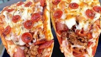Berbeda dengan pizza yang lain, pizza ini disajikan layaknya burrito. Sayangnya penampilan setelah digigit justru terlihat kurang menggiurkan. Foto: Bored Panda