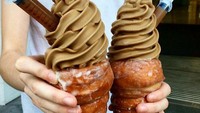 Seorang netizen memaerkan hidangan pastry yang mampu melawan rasa mengantuk. Pastry ini dilengkapi toping es krim kopi serta tambahan espresso yang kuat. Foto: Bored Panda
