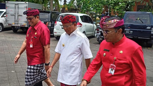 Gubernur Bali, Wayan Koster, diapit Bupati Tabanan, I Komang Gede Sanjaya (kiri), dan Wakil Bupati Tabanan, I Made Edi Wirawan (kanan) saat menuju Puri Agung Tabanan usai kunjungan kerja, Jumat (3/2/2023)