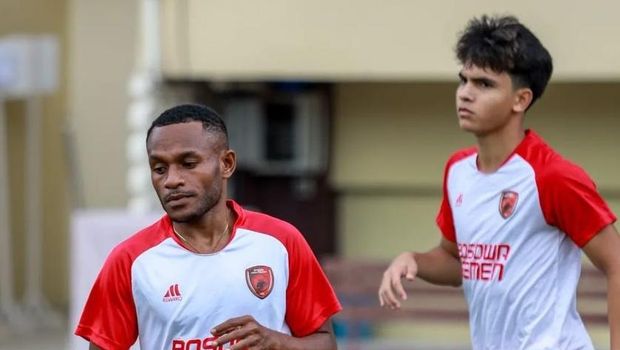 Gunansar Mandowen menjalani debut bersama PSM Makassar.