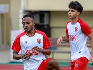 Debut Manis Gunansar Mandowen Antar PSM Curi 3 Poin di Markas Arema FC