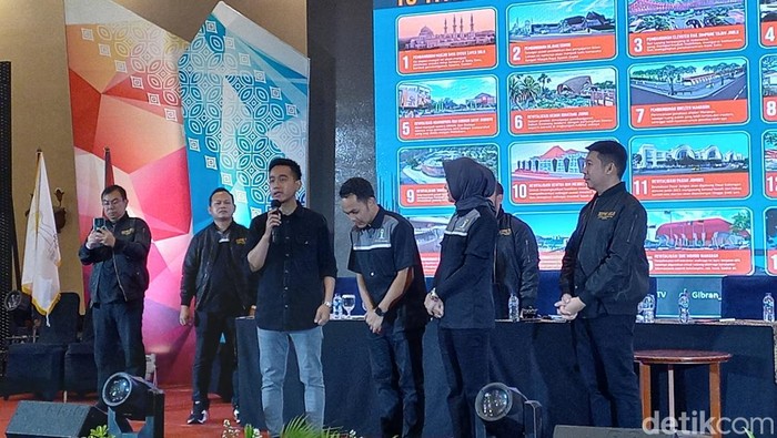 Wali Kota Solo Gibran Rakabuming Raka, bersama Calon Ketua Umum Hipmi Solo di Sunan Hotel Solo, Sabtu (4/2/2023).