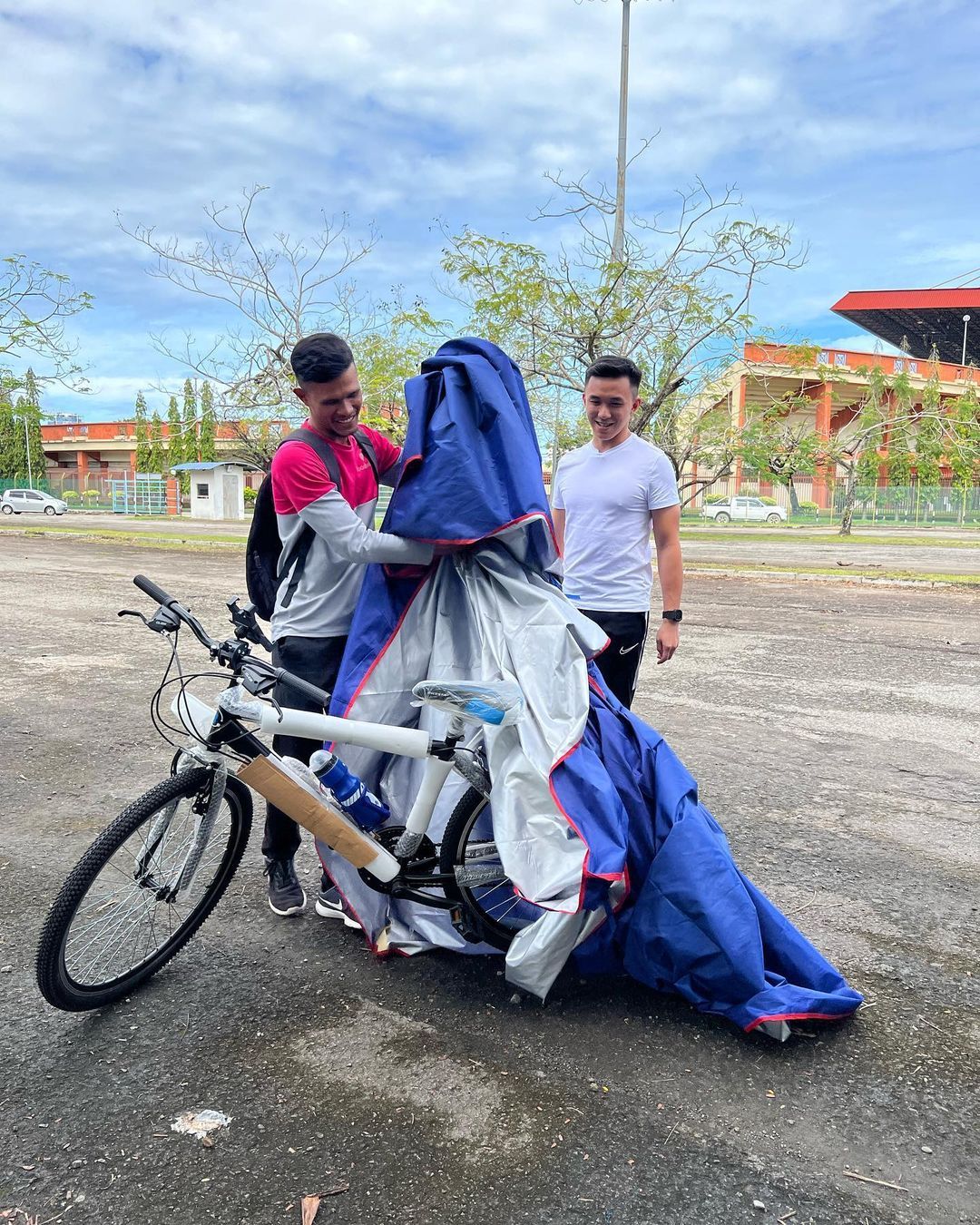 Jalan Kaki 7 KM untuk Antar Makanan, Pria Ini Dapat Sepeda Gratis