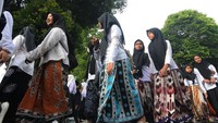 Jalan sehat menggunakan sarung ini diikuti sebanyak 10 ribu peserta lho.