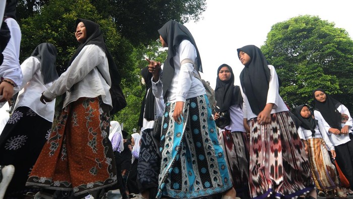 JALAN SEHAT MENGGUNAKAN SARUNG DI SALATIGA Sejumlah peserta bersiap memakai sarung saat mengikuti Jalan Sehat Sarungan di Salatiga, Jawa Tengah, Sabtu (4/2/2023). Jalan sehat menggunakan sarung yang diikuti 10 ribu peserta itu dalam rangka memperingati satu abad Nahdlatul Ulama serta menjaga tradisi sarung sebagai pakaian santri. ANTARA FOTO/Aloysius Jarot Nugroho/nym.