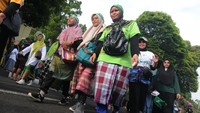 Sejumlah peserta mengenakan sarung saat mengikuti Jalan Sehat Sarungan di Salatiga, Jawa Tengah, Sabtu (4/2/2023).