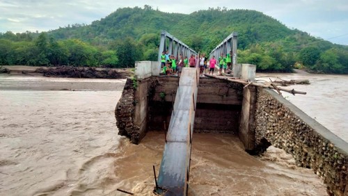 Jembatan Kapsali di Desa Manubelon, Kecamatan Amfoang Barat Daya, Kupang, NTT, putus akibat hujan deras, Sabtu (4/2/2023).