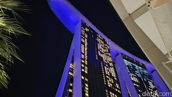 Ini adalah hotel Marina Bay Sands dijepret Galaxy S23 di malam hari dalam setting biasa. Foto: Fyk/detikinet