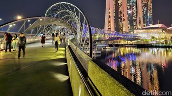 Gemerlap malam di Singapura ditangkap dengan sempurna oleh kamera Galaxy S23 Ultra. Foto: Fyk/detikinet