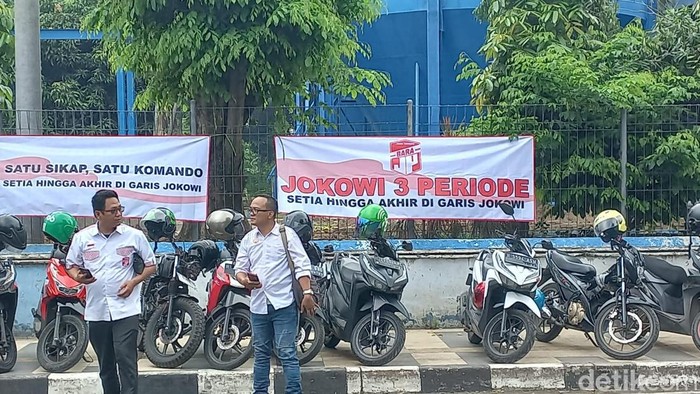 Spanduk Jokowi 3 Periode terpampang di Musra XVII di Semarang, Sabtu (4/2/2023).