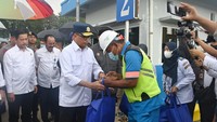 “Pembangunan kapal ini merupakan bagian dari upaya kami untuk meningkatkan konektivitas antar wilayah dan antar pulau untuk mempersatukan Indonesia, yang akan menghubungkan antara Kepri dengan Kalimantan,” ujar Menteri Perhubungan Budi Karya Sumadi. saat meninjau KMP Bahtera Nusantara 03 do Telaga Punggur, Batam, Kepri, Sabtu (4/2).Foto: Dok. BKIP Kemenhub