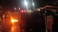 Petugas Pemadam Kebakaran (Damkar) Jembrana sempat kesulitan memadamkan api yang membakar Pasar Adat Lelateng pada Sabtu (4/2/2023) malam. Sebab, titik api berada di dalam pasar. Petugas Damkar Jembrana pun harus menerobos kerumunan warga untuk memadamkan api agar tidak merembet ke blok-blok yang lainnya.