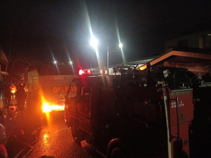 Pemadam Kebakaran (damkar) berhasil memadamkan api di Pasar Adat Lelateng, Negara, Jembrana, setelah dua jam upaya pemadaman.