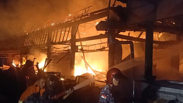 Kebakaran melanda Pasar Adat Lelateng, Kecamatan Negara, pada Sabtu (4/2/2023). Hingga satu jam upaya pemadaman, api belum dapat dipadamkan.