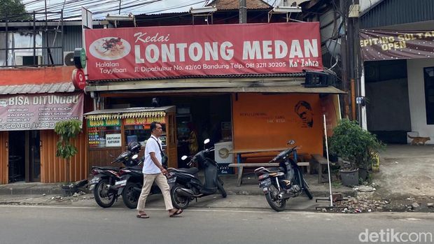 Kedai Lontong Medan Kak Zahra yang populer di Kota Bandung.
