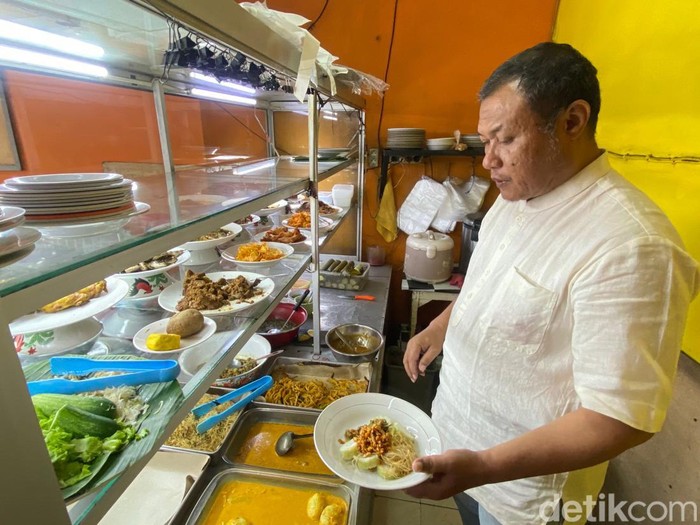 Kedai Lontong Medan Kak Zahra yang populer di Kota Bandung.