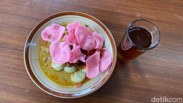 Kedai Lontong Medan Kak Zahra yang populer di Kota Bandung.