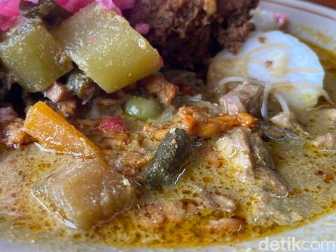 Kedai Lontong Medan Kak Zahra yang populer di Kota Bandung.