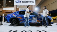 Presiden Direktur Subaru Indonesia Paula Dewiyanti berbincang dengan Chief Operating Officer Subaru Indonesia Arie Christoper disamping kendaaran All New Subaru WRX.