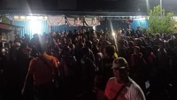 Kobaran api yang melalap dua blok bangunan Pasar Adat Lelateng pada Sabtu (4/2/2023) malam juga menjadi tontonan warga. Sejumlah warga juga sibuk mengabadikan peristiwa tersebut menggunakan ponselnya.