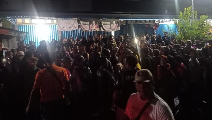 Kerumunan warga yang menyulitkan petugas Damkar Jembrana untuk memadamkan api yang membakar bangunan Pasar Adat Lelateng, Jembrana, Bali, Sabtu (4/2/2023). (I Putu Adi Budiastrawan/detikBali) Kerumunan warga yang menyulitkan petugas Damkar Jembrana untuk memadamkan api yang membakar bangunan Pasar Adat Lelateng, Jembrana, Bali, Sabtu (4/2/2023). (I Putu Adi Budiastrawan/detikBali)