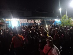 Kobaran api yang melalap dua blok bangunan Pasar Adat Lelateng pada Sabtu (4/2/2023) malam juga menjadi tontonan warga. Sejumlah warga juga sibuk mengabadikan peristiwa tersebut menggunakan ponselnya.