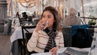 Momen kala Kiky Saputri menikmati harinya. Foto: instagram