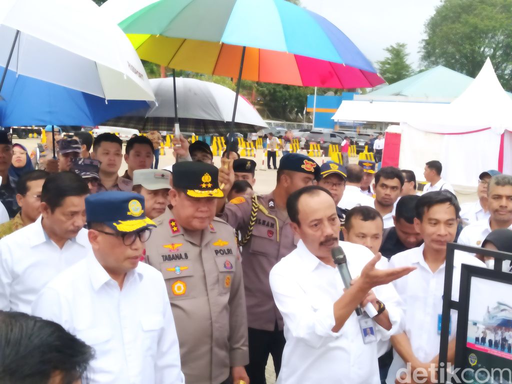 Menteri Perhubungan RI, Budi Karya Sumadi meninjau KM Bahtera Nusantara 03. (Alamudin Hamapu/detikSumut)