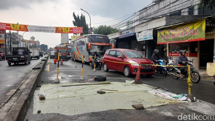 Kondisi lalin macet di Jalan Dewi Sartika, Ciputat, pukul 14.48 WIB, usai jalan amblas diperbaiki (Ilham/detikcom)