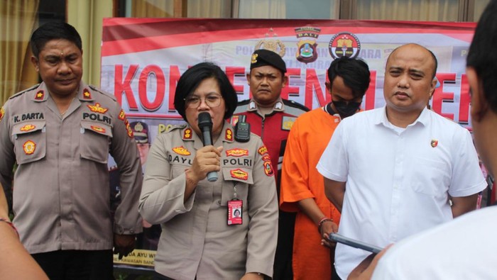 Konferensi pers kasus pencurian uang di bagasi Super Air Jet oleh seorang porter Bandara Ngurah Rai di Polres Bandara I Gusti Ngurah Rai, Sabtu (4/2/2023). (Foto: Istimewa)