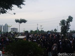 Antrean Masuk Konser Dewa 19 di JIS Membludak