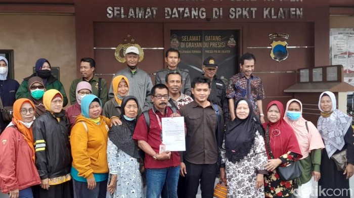 Para nasabah dan penasihat hukum di Mapolres Klaten usai melapor.